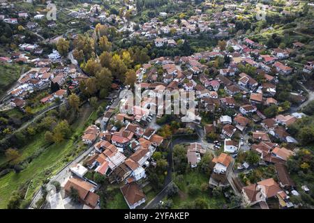 Paysage aérien de drone du village de montagne de kampos en automne. Troodos chypre Europe Banque D'Images