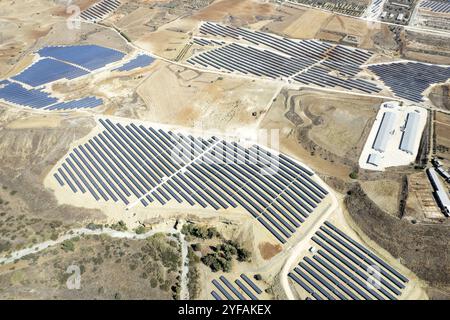 Vue aérienne par drone de la ferme photovoltaïque à panneaux solaires.Les énergies renouvelables alternatives permettent d'économiser l'environnement.Énergie solaire Banque D'Images