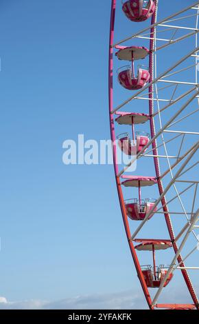 Ferris Wheel isolé sur fond bleu ciel, s'amusant sur un parc d'expositions Banque D'Images