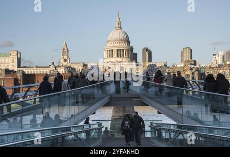 Londres, Royaume-Uni, 8 décembre 2015 : les gens marchent sur le pont Millennium, officiellement connu sous le nom de London Millennium Footbridge traversant la rivière Banque D'Images