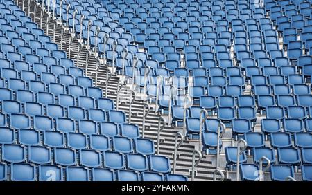 Stade vide en plastique bleu ou le stade des chaises dans une rangée Banque D'Images