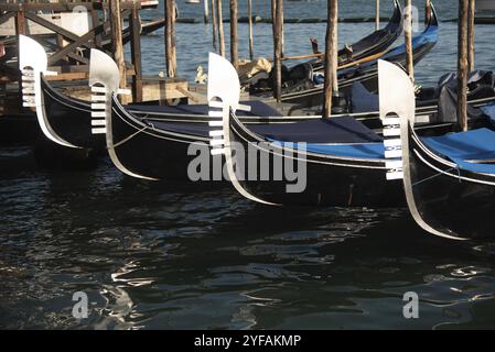 Détails des gondoles de Venise amarrées dans l'eau à la place Saint-Marc ou Piazza san Marco, en Italie Banque D'Images