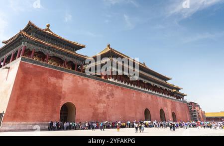 Pékin, Chine ? 5 juin 2018 : la porte méridienne de la célèbre cité palatiale interdite avec une foule de touristes attendant d'entrer dans le palais de Pékin Banque D'Images