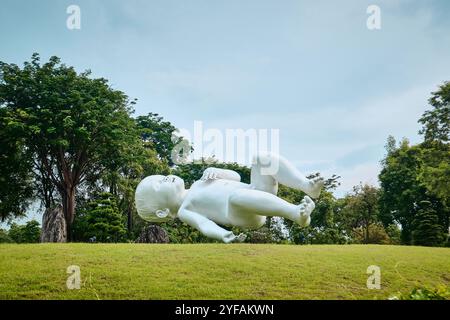 Singapour - 16 août 2024 : sculpture Planet de Marc Quinn (bébé flottant) dans Gardens by the Bay Banque D'Images