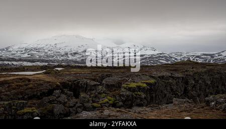 Géologie formations rocheuses et montagne enneigée au célèbre parc national de Thingvellir, en Islande Banque D'Images