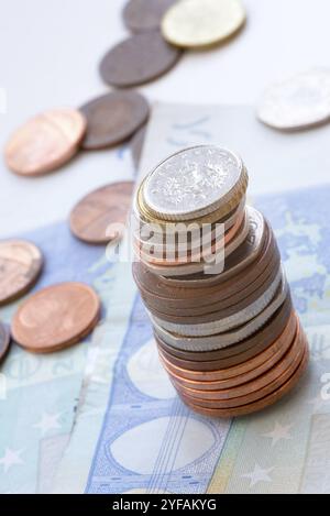 Diverses pièces d'une pile et de l'argent euro notes. Concept de l'épargne de l'argent à la maison Banque D'Images