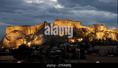 Le célèbre Parthénon d'Athènes à la colline de l'Acropole à Athènes en Grèce, lors d'un coucher de soleil nuageux Banque D'Images
