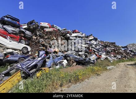 Pile de différents wagons de ferraille et autres métaux sur un terrain de chantier de ferraille prêt à recycler l'industrie. Pollution de l'environnement Banque D'Images