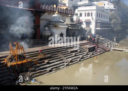 Katmandou, Népal, 8 mars 2020 : cérémonie de crémation au temple hindou du complexe pashupatinath sur les rives de la rivière bagmati à Katmandou, Népal Banque D'Images