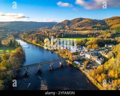 Vue aérienne du village de Dunkeld et de la rivière Tay aux couleurs d'automne, Perthshire, Écosse Royaume-Uni Banque D'Images