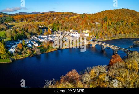 Vue aérienne du village de Dunkeld et de la rivière Tay aux couleurs d'automne, Perthshire, Écosse Royaume-Uni Banque D'Images