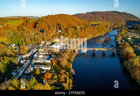 Vue aérienne du village de Dunkeld et de la rivière Tay aux couleurs d'automne, Perthshire, Écosse Royaume-Uni Banque D'Images