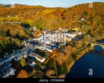 Vue aérienne du village de Dunkeld et de la rivière Tay aux couleurs d'automne, Perthshire, Écosse Royaume-Uni Banque D'Images