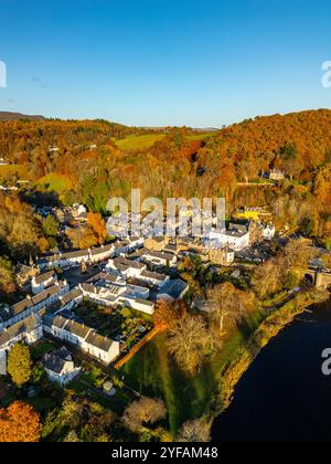 Vue aérienne du village de Dunkeld et de la rivière Tay aux couleurs d'automne, Perthshire, Écosse Royaume-Uni Banque D'Images