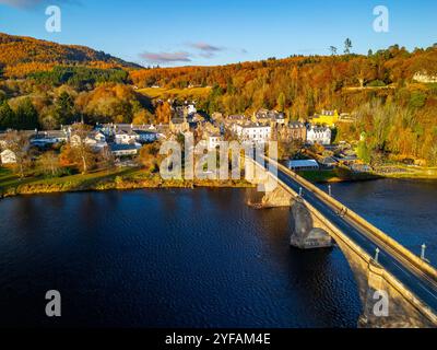 Vue aérienne du village de Dunkeld et de la rivière Tay aux couleurs d'automne, Perthshire, Écosse Royaume-Uni Banque D'Images