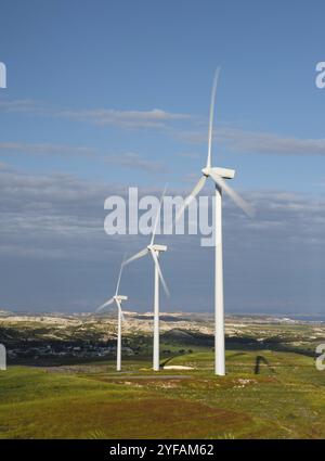 Les éoliennes alimentent des générateurs sur un parc de turbines produisant de l'électricité à partir du vent dans un paysage idyllique à Chypre. Concept d'énergie alternative Banque D'Images