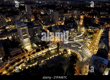 Photographie aérienne de drone du paysage urbain de Nicosie à Chypre au coucher du soleil.Villes européennes Banque D'Images