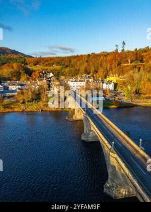Vue aérienne du village de Dunkeld et de la rivière Tay aux couleurs d'automne, Perthshire, Écosse Royaume-Uni Banque D'Images