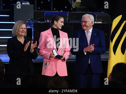 Berlin, Allemagne. 04th Nov, 2024. Elena Semechin (natation) reçoit la feuille de laurier d'argent des mains du président fédéral Frank-Walter Steinmeier (R) et de Nancy Faeser (SPD), ministre fédérale de l'intérieur et des Affaires intérieures, lors de la cérémonie de remise des médailles des Jeux Deaflympic d'hiver et des Jeux Olympiques et Paralympiques d'été de 2024. La feuille Laurel d'argent est décernée par le président fédéral aux athlètes qui ont réalisé un succès sportif exceptionnel. Il est considéré comme la plus haute récompense d'État pour les meilleures réalisations sportives en Allemagne. Crédit : Bernd von Jutrczenka/dpa/Alamy Live News Banque D'Images