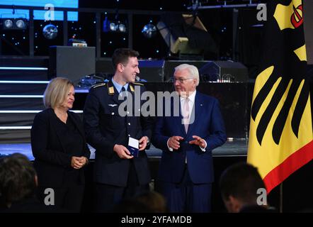 Berlin, Allemagne. 04th Nov, 2024. Lukas Märtens (natation) reçoit la feuille de laurier d’argent des mains du président fédéral Frank-Walter Steinmeier (R) et de Nancy Faeser (SPD), ministre fédérale de l’intérieur et des Affaires intérieures, lors de la cérémonie de remise des médailles des Jeux Deaflympic d’hiver et des Jeux Olympiques et Paralympiques d’été de 2024. La feuille Laurel d'argent est décernée par le président fédéral aux athlètes qui ont réalisé un succès sportif exceptionnel. Il est considéré comme la plus haute récompense d'État pour les meilleures réalisations sportives en Allemagne. Crédit : Bernd von Jutrczenka/dpa/Alamy Live News Banque D'Images