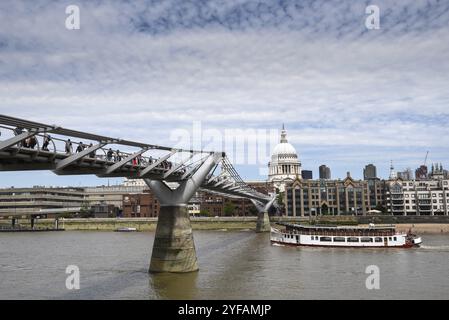 Londres, Royaume-Uni, 5 juillet 2019 : horizon de Londres avec le pont du Millénaire et la cathédrale St Pauls dans le centre de Londres par une journée nuageuse Banque D'Images