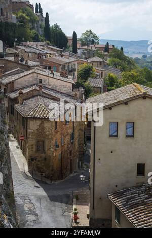 Maisons et rue vide à Montepulciano ville médiévale italienne de colline en Toscane Italie Banque D'Images