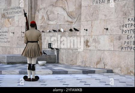 Evzone devant la tombe du soldat inconnu devant le parlement d'Athènes Banque D'Images