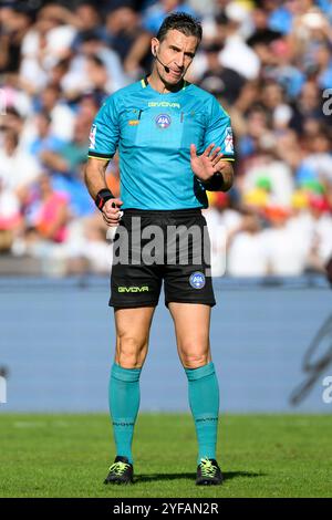 L’arbitre Daniele Doveri fait un geste lors du match de football Serie A entre la SSC Napoli et Atalanta BC au stade Diego Armando Maradona à Naples (Italie), le 3 novembre 2024. Banque D'Images