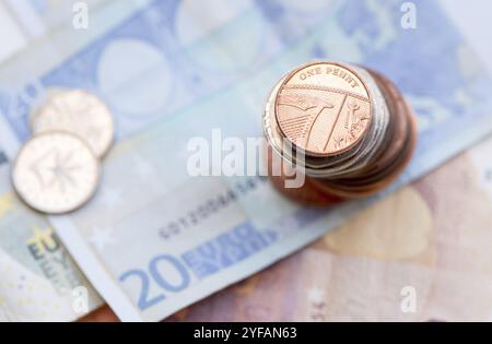 La pièce de un cent sur un tas de pièces et 20 Euro note Banque D'Images