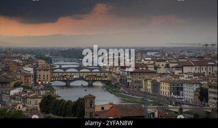 Horizon panoramique de la ville historique de Florence en Italie depuis la piazza Michel-Ange juste avant le coucher du soleil Banque D'Images