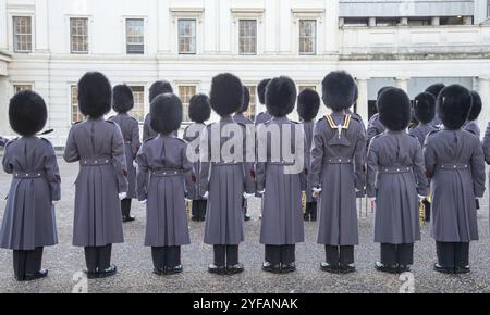 La garde royale britannique en uniforme d'hiver prêt à effectuer le changement de la garde à Buckingham Palace, à Londres, Angleterre, Grande-Bretagne Banque D'Images