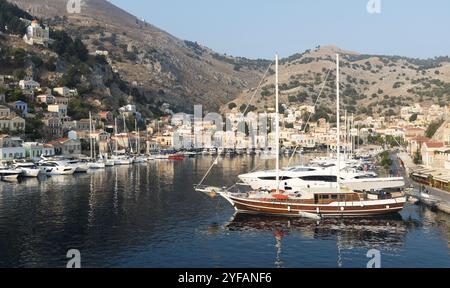 Symi, Grèce, 1er août 2016 : image panoramique de la ville de Symi avec des maisons colorées sur la colline, dans l'île grecque de Symi à la mer Égée, en Europe Banque D'Images