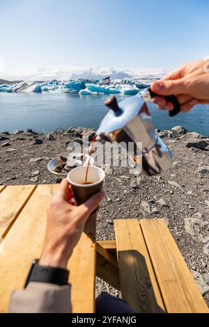 Verser le café du pot Moka avec vue sur le glacier en Islande Banque D'Images