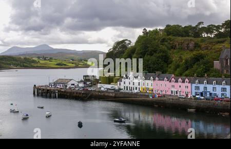 Maisons colorées dans la ville de Portree, la capitale de l'île de Skye. Highlands écossais Écosse Angleterre Banque D'Images