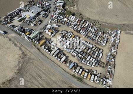 Photographie aérienne par drone d'épaves détruites brisées sur un chantier de casse-voitures Banque D'Images