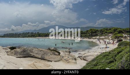 Halkidiki, Grèce, juin 27 2017 : les gens à la célèbre plage rocheuse de vourvourou plage, avec de l'eau turquoise à Sithonia halkidhiki Grèce, Europe Banque D'Images