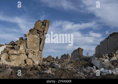 Maison de ferme abandonnée et s'effondrant en plein air. Argile ruines d'architecture traditionnelle. Endroits déserts Chypre Banque D'Images