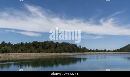 Vue panoramique du barrage plein d'eau dans la forêt, réservoir d'eau Prodromos Troodos montagnes Chypre Banque D'Images