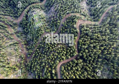 Paysage de drone de montagne rurale route venteuse à travers la forêt. Montagnes Troodos Chypre Banque D'Images