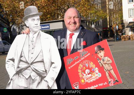 Koelner Karneval, Pressekonferenz zur Sessionseroeffnung Efter im Elften 2024 Ralf Schlegelmilch, Praesident der Willi Ostermann Gesellschaft auf dem Koelner Heumarkt mit Schild in der Hand einer Pappfigur von Willi Ostermann nach der Pressekonferenz zur Sessionseroeffnung des Koelner Karneval Efter im Elften auf auften,, Cologne, ouverture de la conférence de Cologne Westfen 04.11.2024, Allemagne, 2024, Allemagne, Allemagne, Allemagne Président de la Société Willi Ostermann sur Colognes Heumarkt avec une pancarte à la main et une figu en carton Banque D'Images