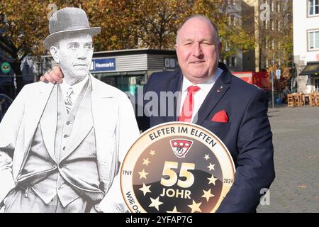 Koelner Karneval, Pressekonferenz zur Sessionseroeffnung Efter im Elften 2024 Ralf Schlegelmilch, Praesident der Willi Ostermann Gesellschaft auf dem Koelner Heumarkt mit einer Pappfigur von Willi Ostermann und dem Jubilaeumslogo zu 55 Jahre nach der Pressekonferenz zur Sessionserolegnung des Koelner Hef Karelner Hefen 2024, Cologne, Allemagne, Emilt, Allemagne, 04.11.2024, Cologne, Allemagne, Allemagne, Allemagne, Allemagne, Allemagne, Allemagne, Allemagne, Allemagne, Allemagne, Allemagne, Allemagne, Allemagne, Allemagne, Allemagne, Allemagne, Allemagne, Allemagne, Allemagne, Allemagne, Allemagne Président de la Société Willi Ostermann sur Colognes Heumarkt avec une figure en carton de Willi Banque D'Images