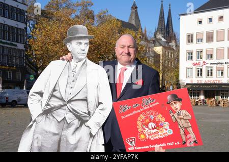 Koelner Karneval, Pressekonferenz zur Sessionseroeffnung Efter im Elften 2024 Ralf Schlegelmilch, Praesident der Willi Ostermann Gesellschaft auf dem Koelner Heumarkt mit Schild in der Hand einer Pappfigur von Willi Ostermann nach der Pressekonferenz zur Sessionseroeffnung des Koelner Karneval Efter im Elften auf auften,, Cologne, ouverture de la conférence de Cologne Westfen 04.11.2024, Allemagne, 2024, Allemagne, Allemagne, Allemagne Président de la Société Willi Ostermann sur Colognes Heumarkt avec une pancarte à la main et une figu en carton Banque D'Images