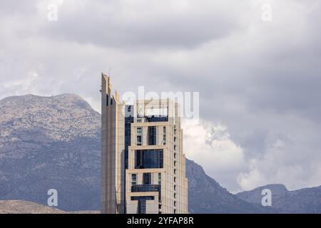 Photo drone aérienne de la belle ville de Benidorm en Espagne montrant le sommet du célèbre hôtel Gran Hotel Bali avec des gens regardant depuis les toilettes Banque D'Images