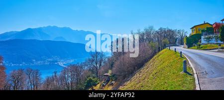 Panorama avec pente brumeuse de Monte Sighignola, Monte Generoso, lac Ceresio et pente verte de Carona, Tessin, Suisse Banque D'Images