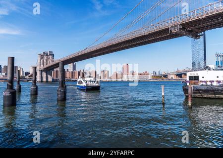 Brooklyn, New York, États-Unis – 28 octobre 2024 : un ferry traverse l’East River et accoste à l’embarcadère One à Brooklyn, New York, États-Unis. Banque D'Images