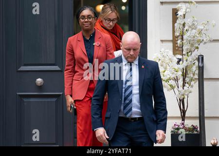 Le chef nouvellement élu du Parti conservateur, Kemi Badenoch, quitte le siège du parti à Matthew Parker St, dans le centre de Londres. Date de la photo : lundi 4 novembre 2024. Banque D'Images