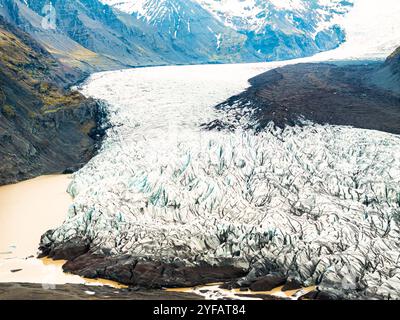 Vue aérienne du glacier Svínafellsjökull dans le parc national de Vatnajökull, Islande, mettant en valeur les superbes formations de glace de Skaftafell. Banque D'Images