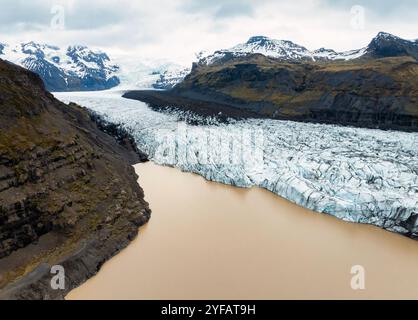 Vue aérienne du glacier Svínafellsjökull dans le parc national de Vatnajökull, Islande, mettant en valeur les superbes formations de glace de Skaftafell. Banque D'Images