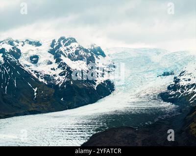 Vue aérienne du glacier Svínafellsjökull dans le parc national de Vatnajökull, Islande, mettant en valeur les superbes formations de glace de Skaftafell. Banque D'Images