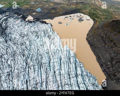 Vue aérienne du glacier Svínafellsjökull dans le parc national de Vatnajökull, Islande, mettant en valeur les superbes formations de glace de Skaftafell. Banque D'Images